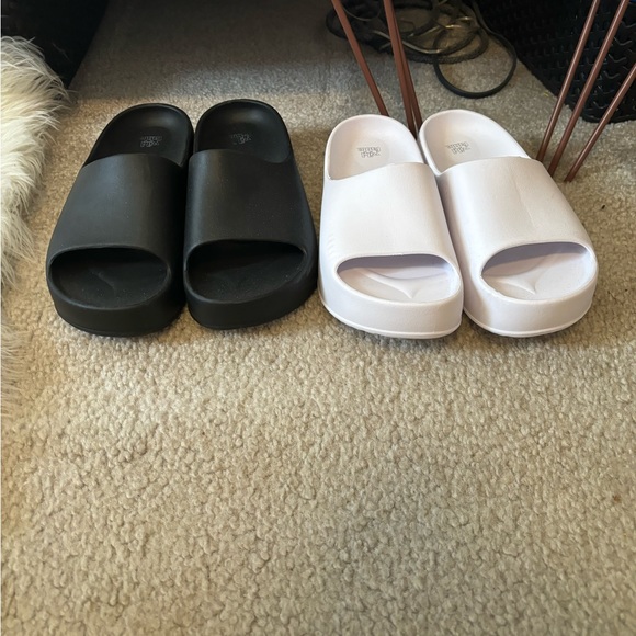 Sandals - Picture 1 of 2
